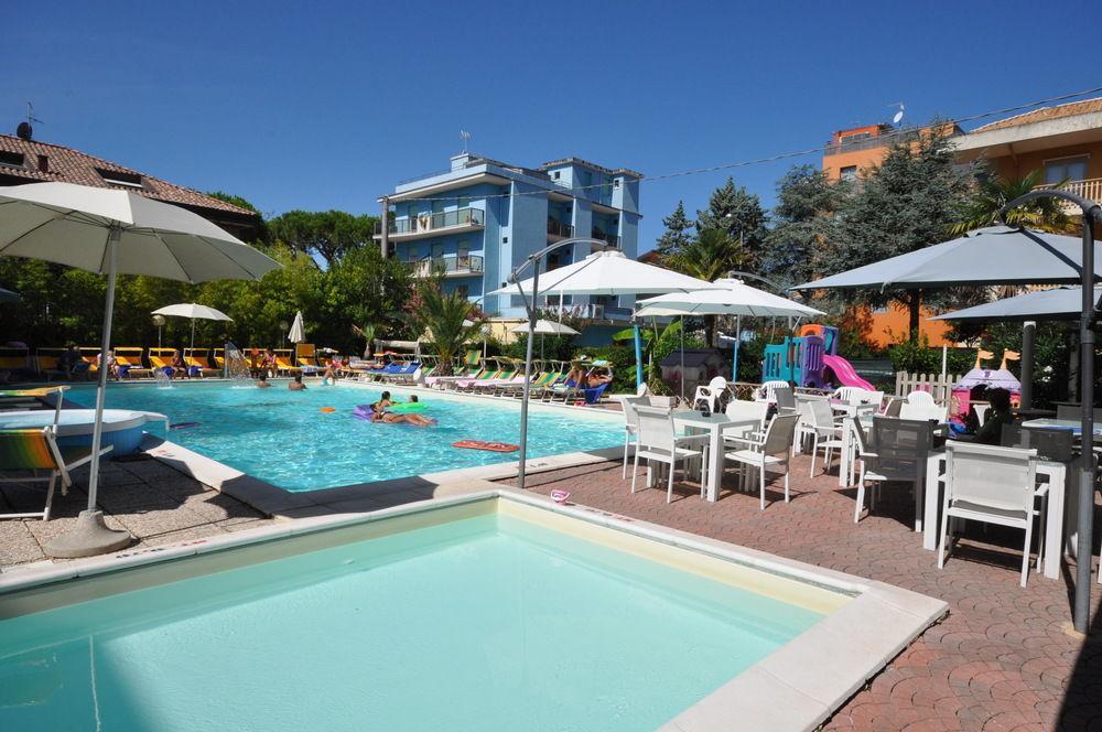 Hotel Tre Rose Riccione Exterior foto